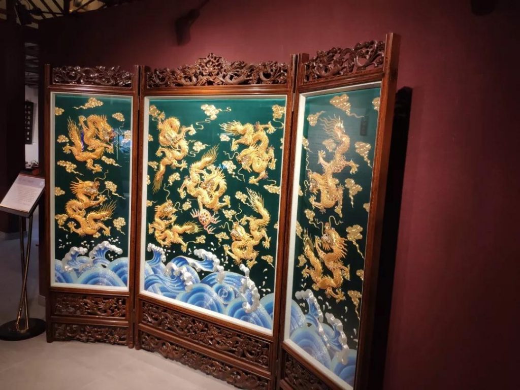 巖星建設|廣東嶺南工藝美術(shù)館工程設計插圖(1) 粵繡·釘金繡《九龍屏風(fēng)》